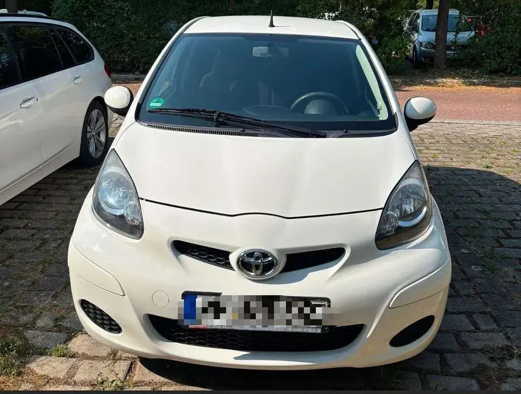 Gebraucht Toyota Aygo 68 PS (50 kW) 2011 Weiß Kleinwagen