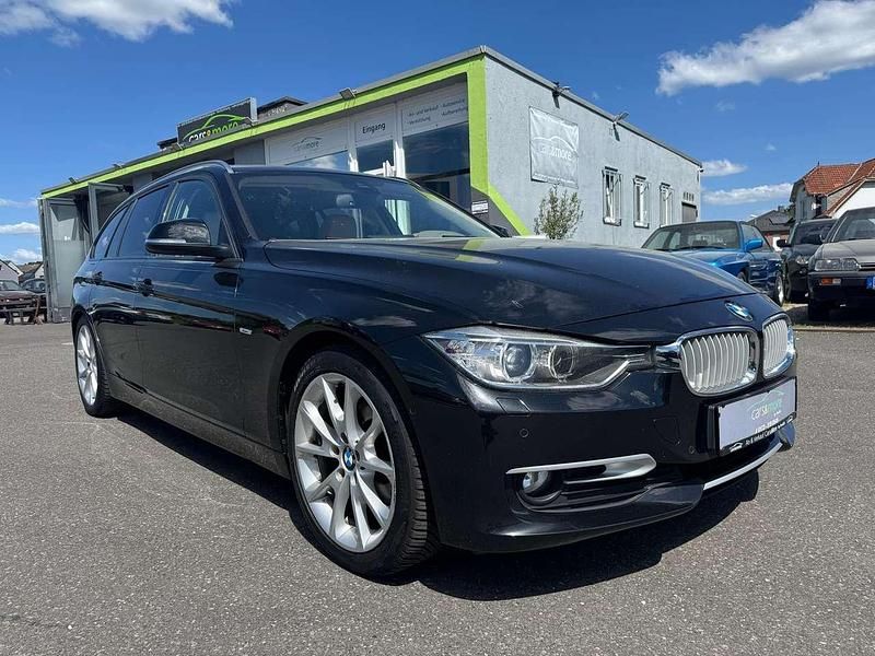 Black sapphire metallic Gebraucht 2013 BMW 320 Kombi | 10.999 € (Superpreis) - Bild 1/4