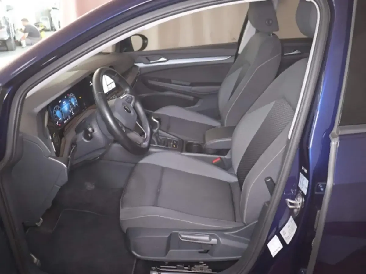 Gebraucht VW Golf VIII Active 150 PS (110 kW) 2022 Atlantic blue metallic (metallic) Limousine
