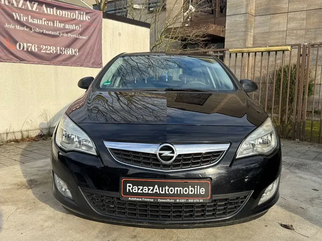 Używany Opel Astra Selection 101 KM (74 kW) 2010 Czarny Sedan/Limuzyna