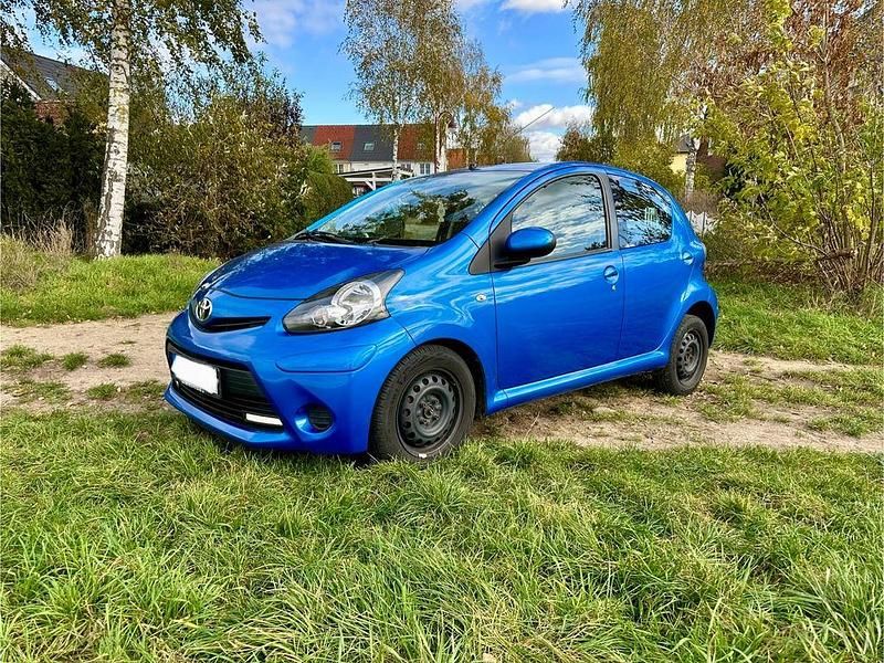 Blau Gebraucht 2013 Toyota Aygo Kleinwagen | 3.990 € (Guter Preis) - Bild 1/4
