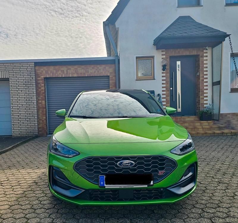 Używany Ford Focus ST 280 KM (205 kW) 2024 Zielony Sedan/Limuzyna