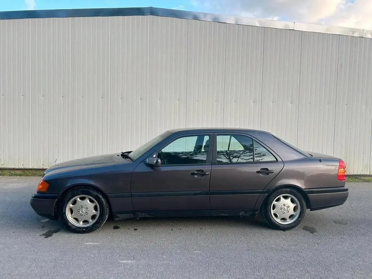 Gebraucht Mercedes C180 122 PS (89 kW) 1993 Braun Limousine