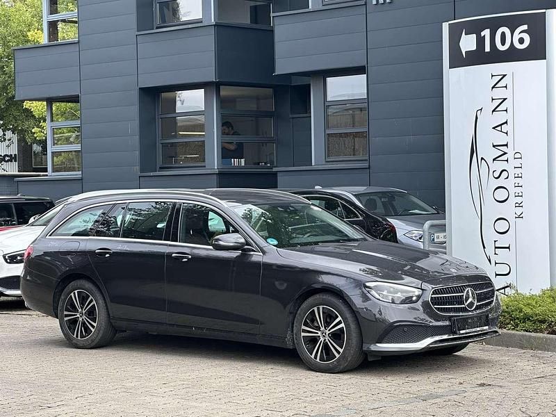 Grafitgrau metalliclack Gebraucht 2021 Mercedes E220 Avantgarde Kombi | 27.950 € (Guter Preis) - Bild 1/3