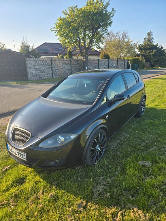Schwarz Gebraucht 2006 Seat Leon Stylance Limousine | 2.950 € (Etwas zu teuer) - Bild 1/4