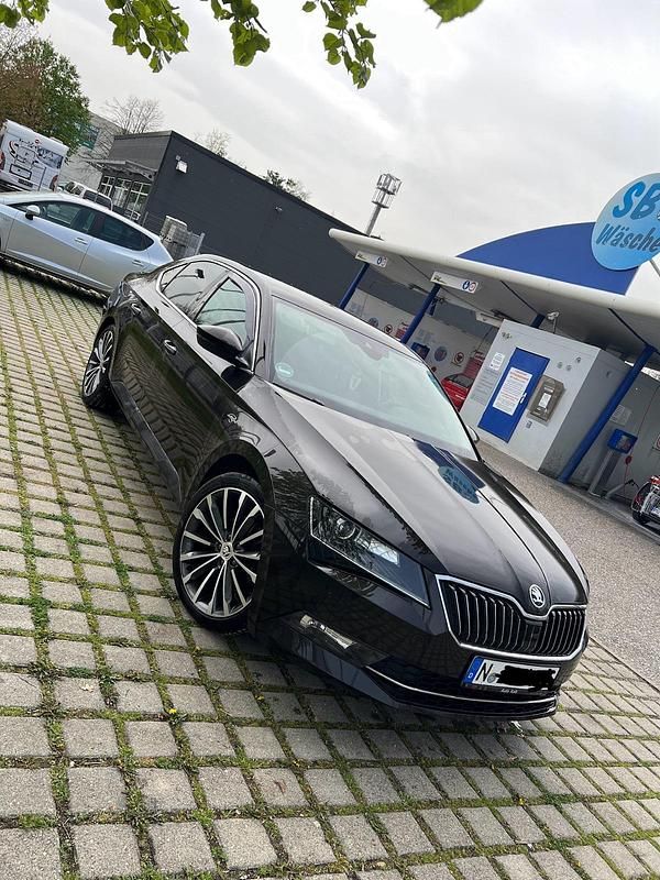 Braun Gebraucht 2016 Skoda Superb LAURIN & KLEMENT Limousine | 18.300 € (Fairer Preis) - Bild 1/4