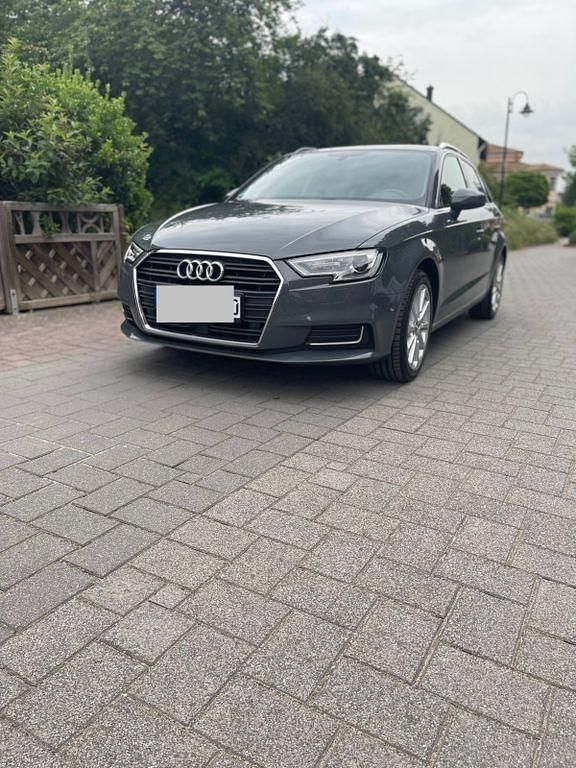 Grau Gebraucht 2018 Audi A3 Sportback Kleinwagen | 17.500 € (Teuer) - Bild 1/4