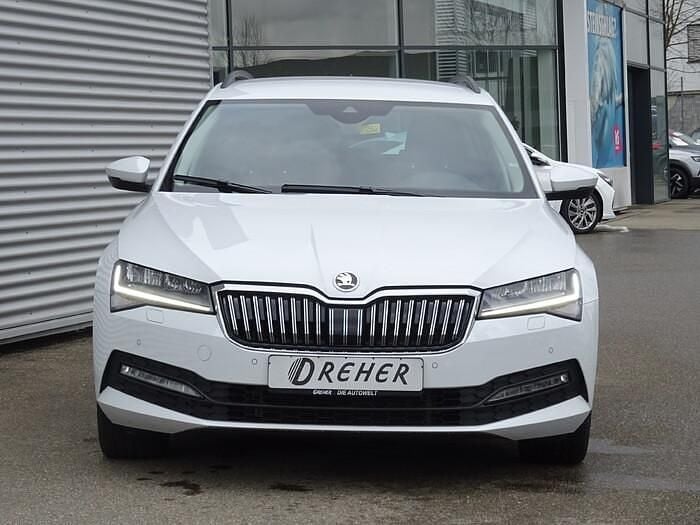 Gebraucht Skoda Superb Ambition 150 PS (110 kW) 2024 Moonweiss metallic Kombi