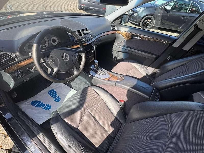 Gebraucht Mercedes E220 150 PS (110 kW) 2004 Smaragdschwarz  metalliclack Limousine