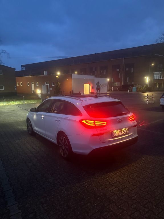 Weiß Gebraucht 2020 Hyundai i30 Kombi | 18.900 € (Etwas zu teuer) - Bild 1/4