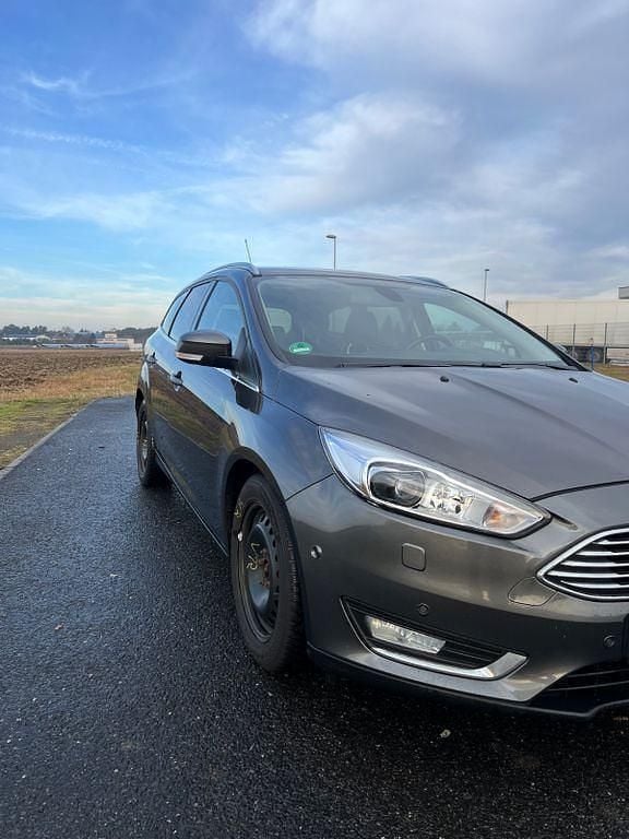 Grau Gebraucht 2016 Ford Focus Titanium Limousine | 6.990 € (Fairer Preis) - Bild 1/4