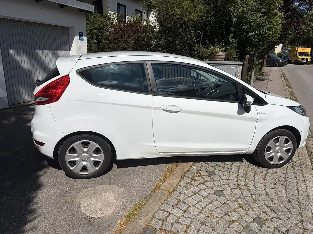 Gebraucht Ford Fiesta Champions Edition 60 PS (44 kW) 2012 Frozen white Kleinwagen