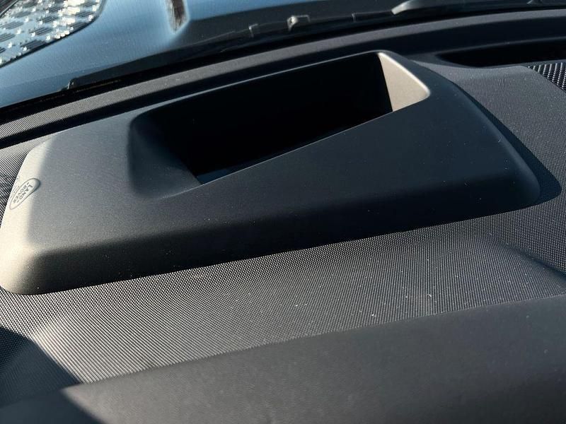 Gebraucht Land Rover Defender SE Dynamic 300 PS (220 kW) 2024 Santorini black SUV