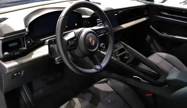Second-hand Porsche Macan 4 Electric 300 kW (408 CP) 2024 Negru SUV