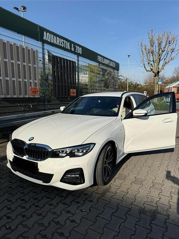 Weiß Gebraucht 2021 BMW 320 M Sport Kombi | 31.000 € (Guter Preis) - Bild 1/4