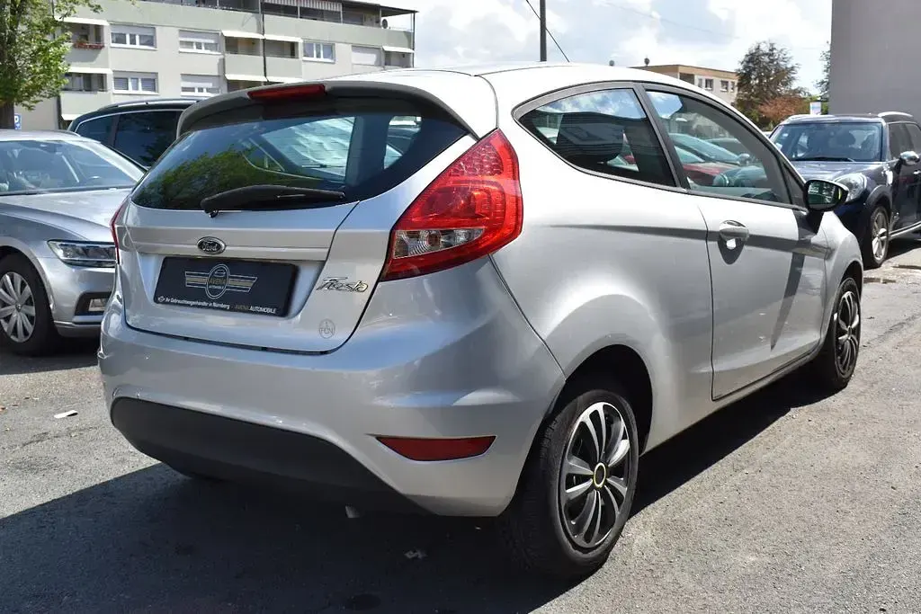 Gebraucht Ford Fiesta Trend 60 PS (44 kW) 2012 Silber Kleinwagen
