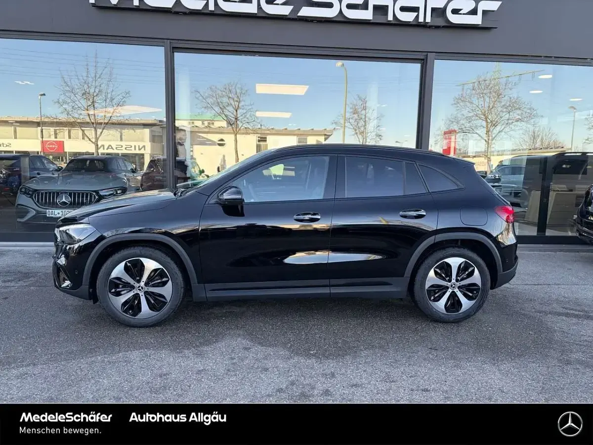 Second-hand Mercedes GLA200 Progressive 163 CP (119 kW) 2026 Negru SUV