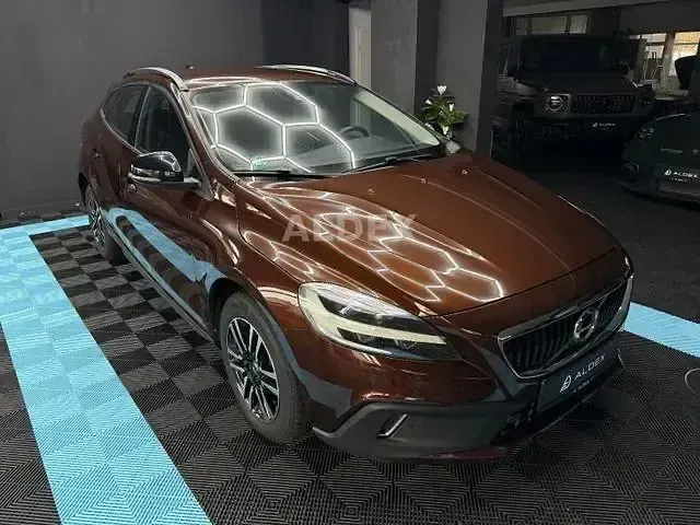 Gebraucht Volvo V40 150 PS (110 kW) 2016 Braun Limousine