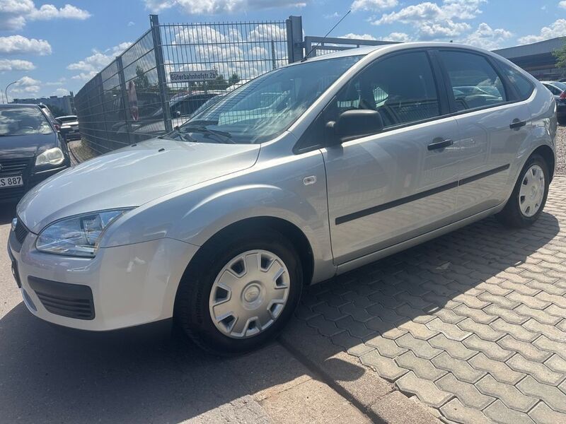 Silber Gebraucht 2005 Ford Focus Trend Limousine | 2.400 € (Fairer Preis) - Bild 1/4
