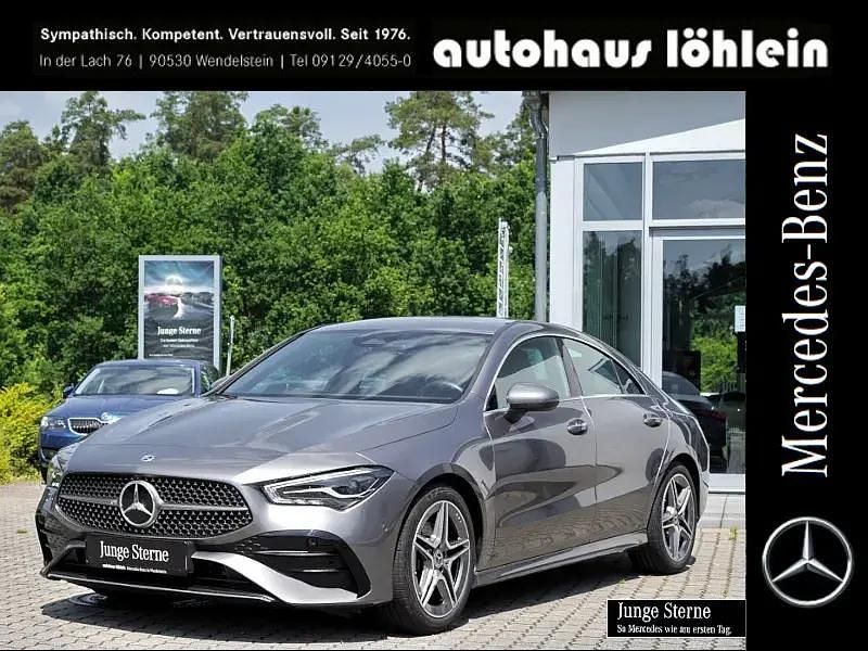 Metalliclack mountaingrau Gebraucht 2024 Mercedes CLA180 AMG Limousine | 33.888 € (Fairer Preis) - Bild 1/4