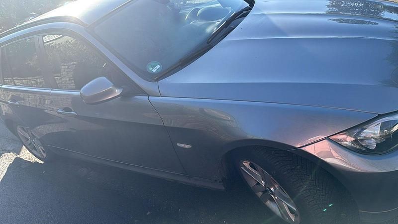 Gebraucht BMW 318 143 PS (105 kW) 2010 Grau Kombi