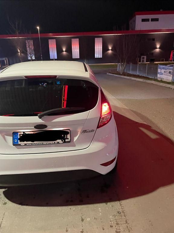 Gebraucht Ford Fiesta Trend 101 PS (74 kW) 2015 Weiß Kleinwagen