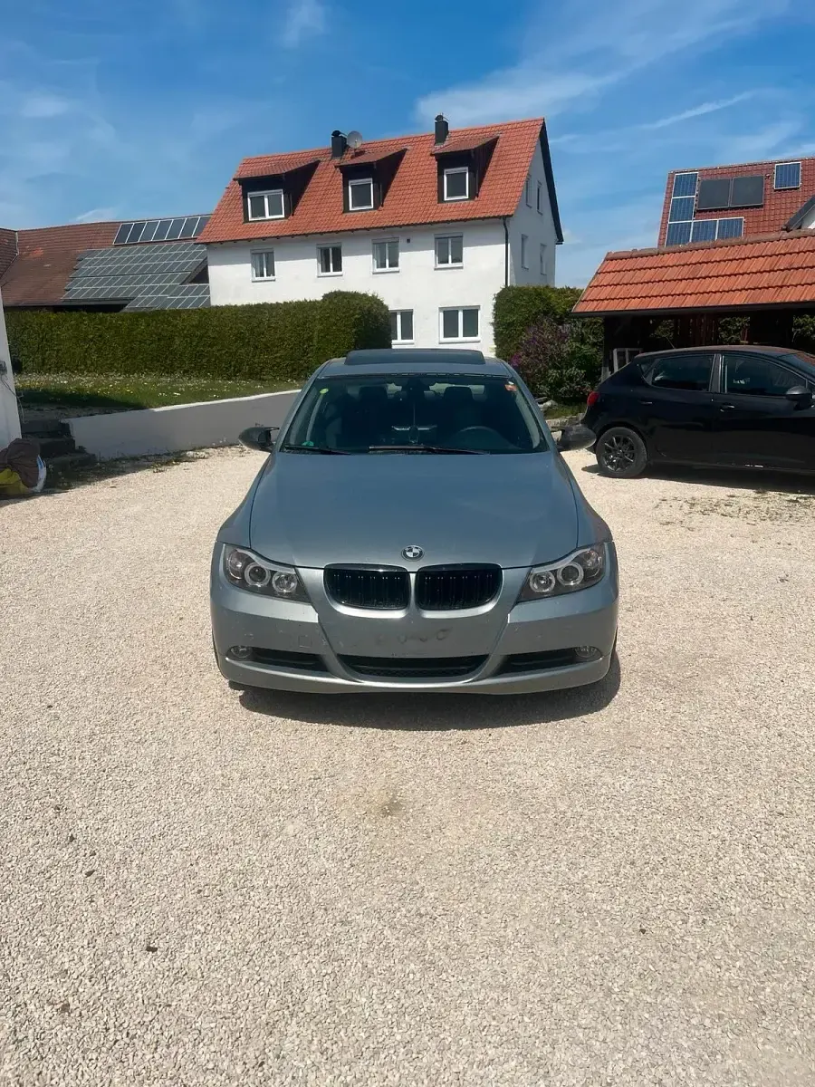 Usata BMW 320 Basis 150 CV (110 kW) 2005 Blu Berlina