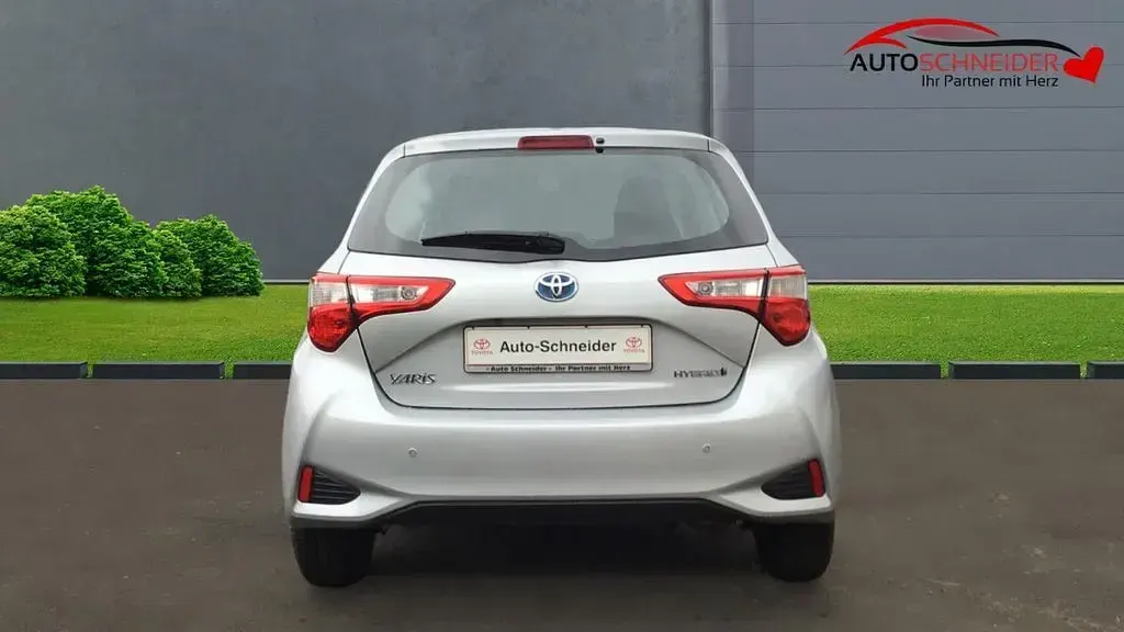 Gebraucht Toyota Yaris Hybrid Team 75 PS (55 kW) 2018 Silber Limousine