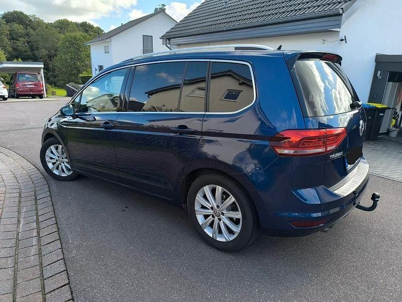 Gebraucht VW Touran Highline 150 PS (110 kW) 2017 Blau Van / Kleinbus