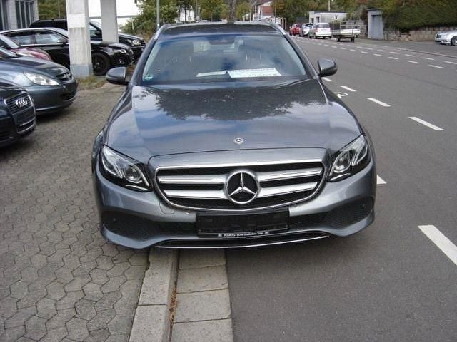 Grau Gebraucht 2017 Mercedes E220 Limousine | 19.900 € (Guter Preis) - Bild 1/4