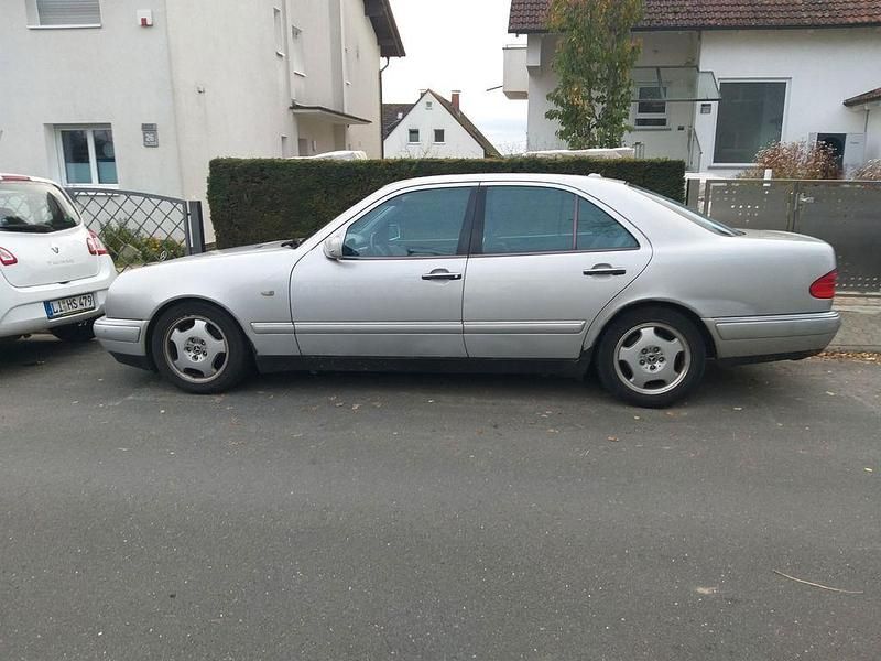 Silber Gebraucht 1999 Mercedes E320 Avantgarde Limousine | 2.500 € - Bild 1/4