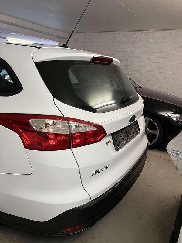 Gebraucht Ford Focus Trend 116 PS (85 kW) 2011 Weiß Kombi