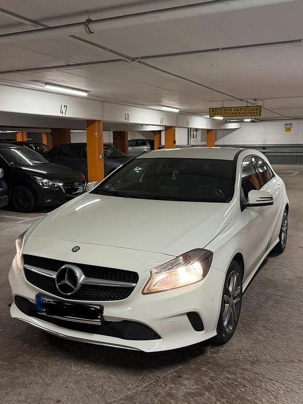 Gebraucht Mercedes A200 156 PS (114 kW) 2016 Weiß Kleinwagen