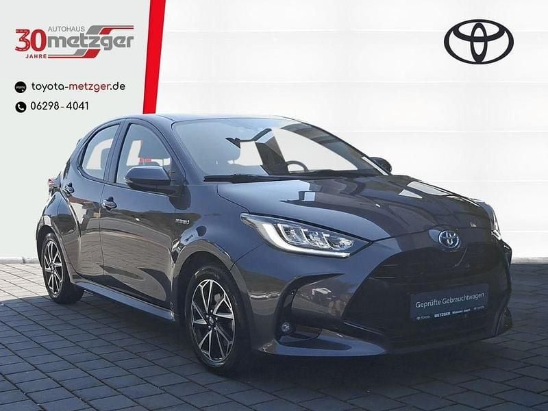 Grau Gebraucht 2021 Toyota Yaris Hybrid Limousine | 16.980 € (Fairer Preis) - Bild 1/4