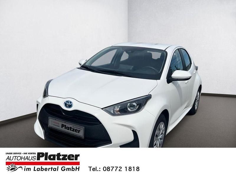 Pure) white ii (weiss Gebraucht 2023 Toyota Yaris Hybrid Comfort Limousine | 19.890 € (Fairer Preis) - Bild 1/4