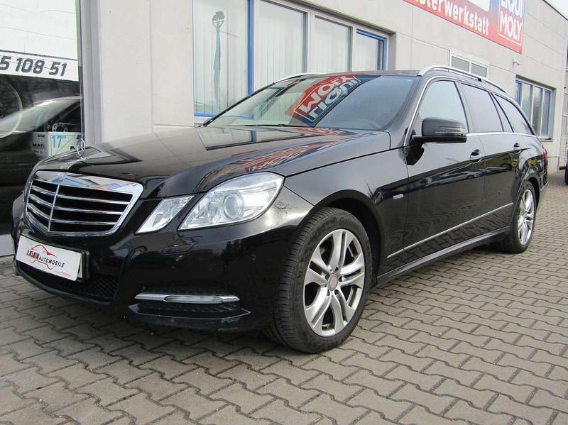 Gebraucht Mercedes E200 136 PS (100 kW) 2011 Obsidianschwarz  metalliclack Kombi