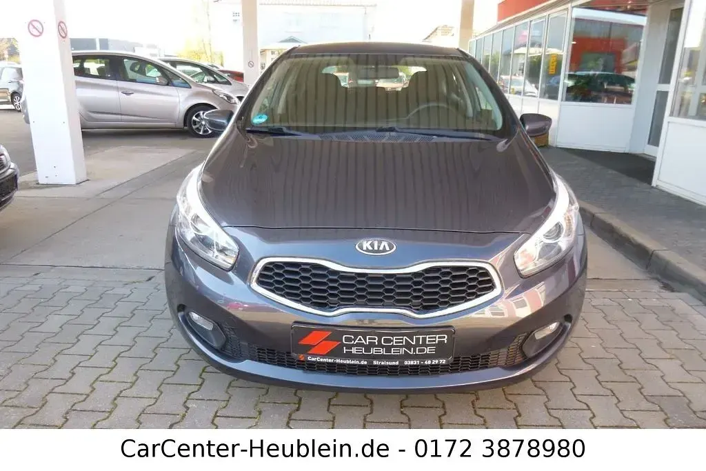 Gebraucht Kia Ceed Attract 99 PS (72 kW) 2013 Grau Kleinwagen