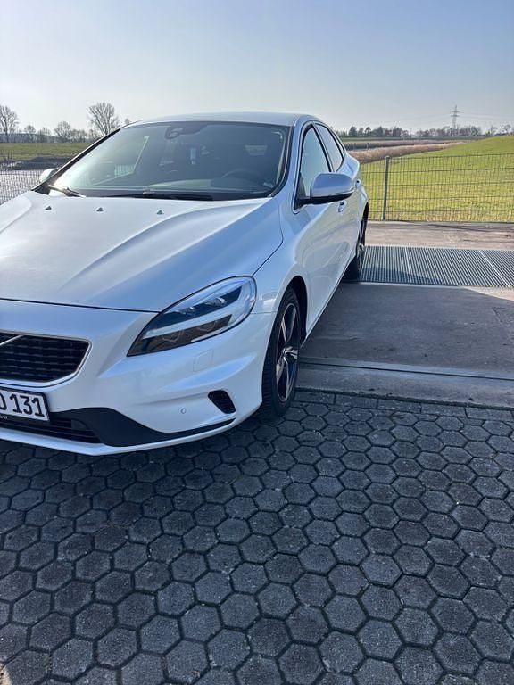 Gebraucht Volvo V40 R-Design 150 PS (110 kW) 2018 Weiß Limousine