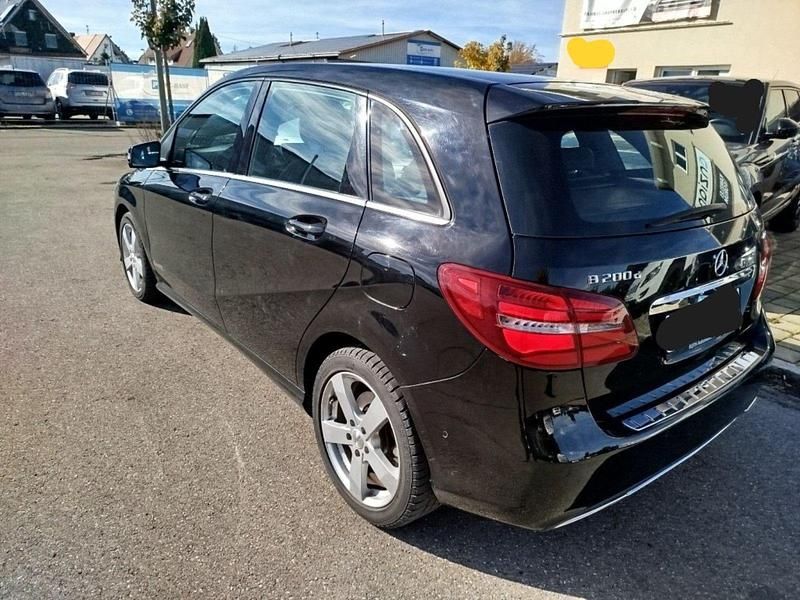 Gebraucht Mercedes B200 136 PS (100 kW) 2016 Schwarz Van / Kleinbus
