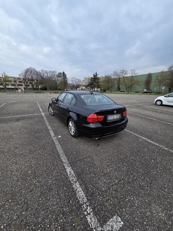 Gebraucht BMW 318 143 PS (105 kW) 2011 Schwarz Limousine