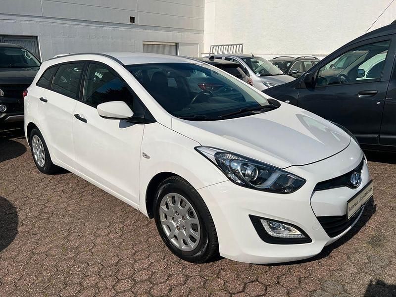 Creamy white Gebraucht 2013 Hyundai i30 Classic Kombi | 7.990 € (Etwas zu teuer) - Bild 1/4