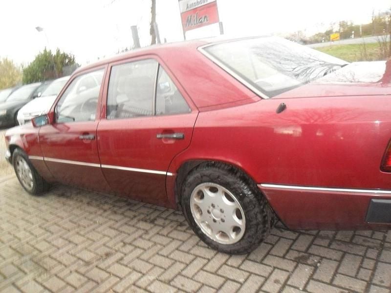 Gebraucht Mercedes E230 132 PS (97 kW) 1993 Rot Limousine