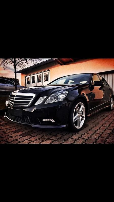 Schwarz Gebraucht 2011 Mercedes E350 AMG Limousine | 14.900 € (Etwas zu teuer) - Bild 1/4