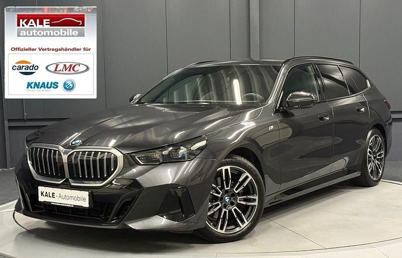 Sophistograu brillanteffekt Gebraucht 2024 BMW 520 M Sport Kombi | 53.890 € (Fairer Preis) - Bild 1/4