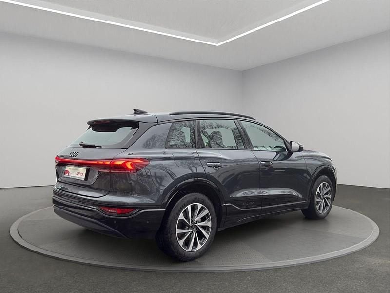 Używany Audi Q6 e-tron Performance 225 kW (306 KM) 2025 Szary SUV