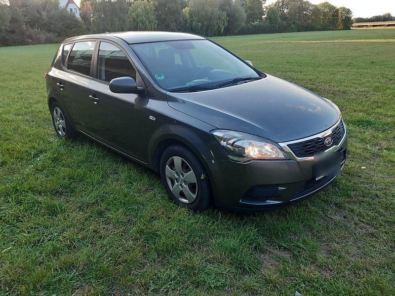 Grau Gebraucht 2010 Kia Ceed Limousine | 3.499 € (Superpreis) - Bild 1/4