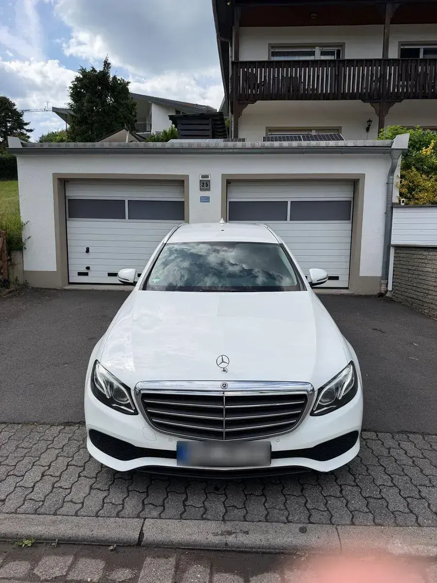 Gebraucht Mercedes E220 194 PS (142 kW) 2020 Weiß Limousine