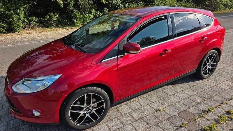 Gebraucht Ford Focus Titanium 150 PS (110 kW) 2013 Rot Limousine