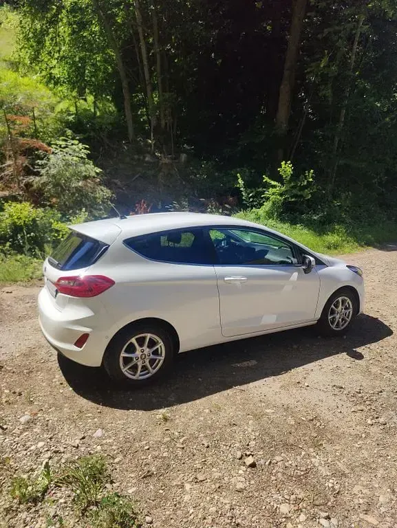 Gebraucht Ford Fiesta Titanium 101 PS (74 kW) 2017 Weiß Kleinwagen