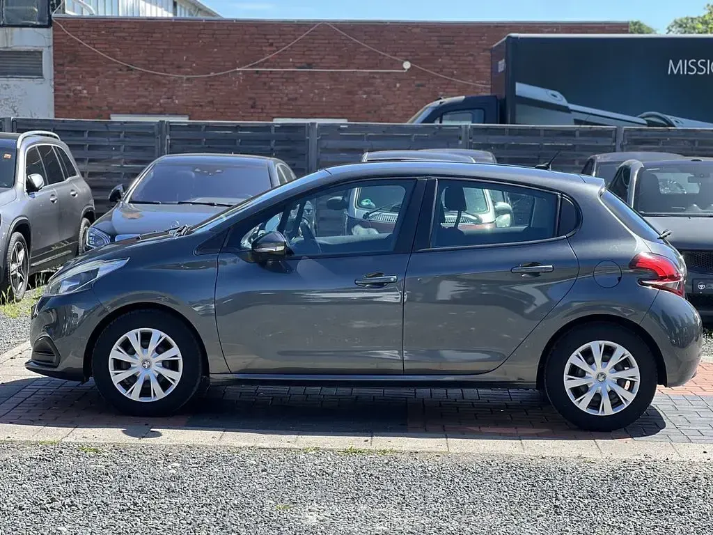 Gebraucht Peugeot 208 Active 82 PS (60 kW) 2015 Grau Kleinwagen